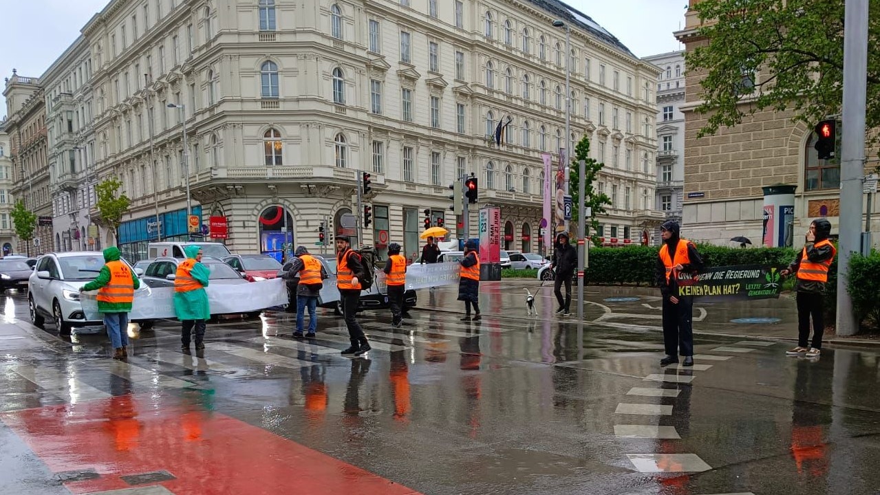 Die Klima-Aktivisten spazieren am Getreidemarkt – und blockieren damit den Verkehr
