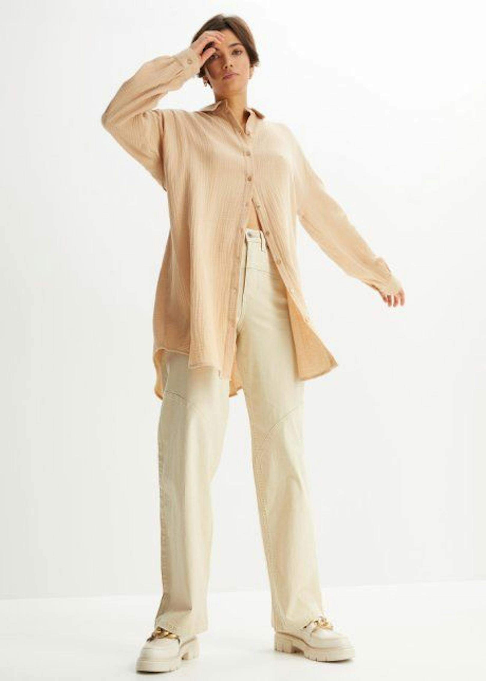Eine leichte Baumwoll-Bluse ist immer eine gute Idee, wenn du nichts anderes zum Anziehen hast. Deshalb gehört diese Oversize-Longbluse definitiv in deine Kollektion hinein. 