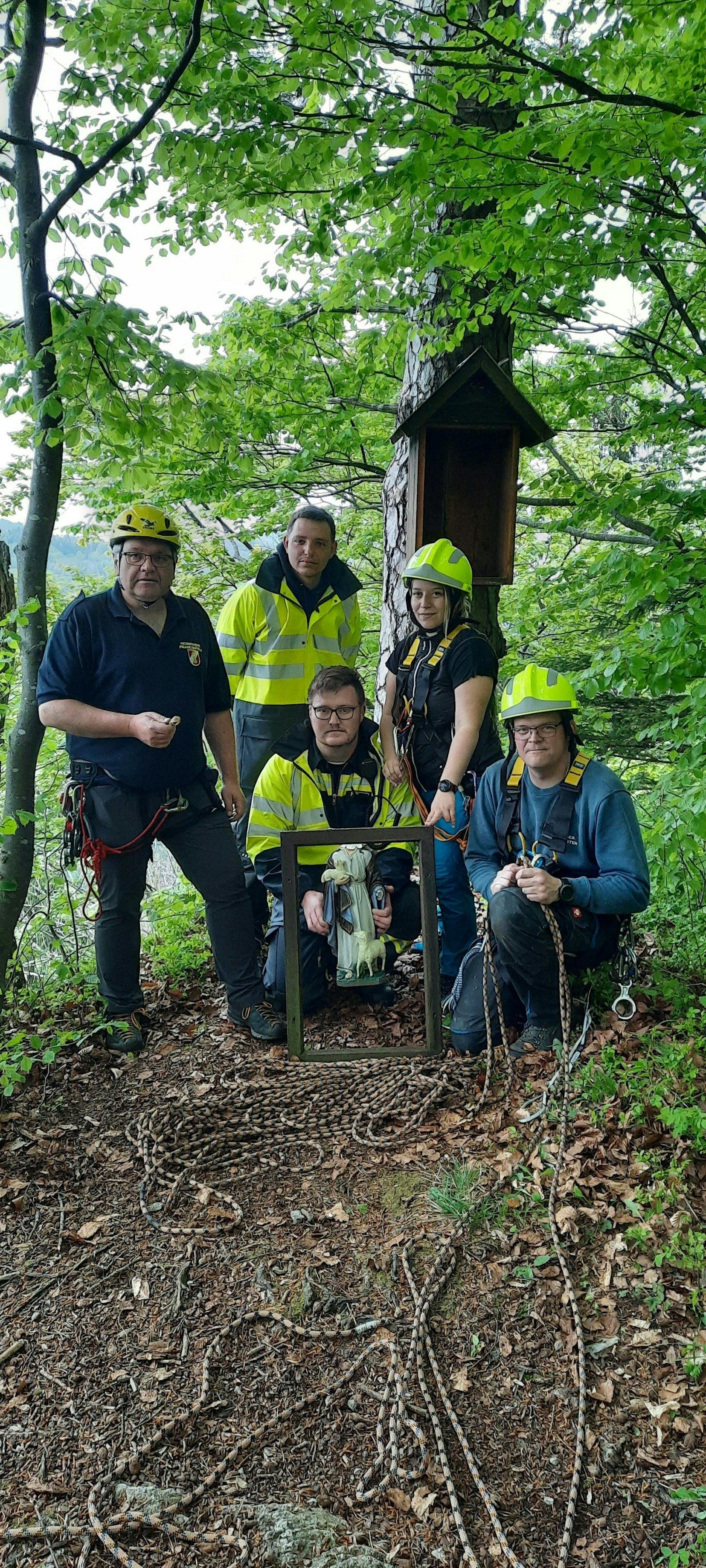 Die Feuerwehr sammelte in einer aufwändigen Aktion die Einzelteile der Statue wieder ein. Dafür graste sie die Bereiche rund um die 20 Meter hohe Felswand Zentimeter für Zentimeter ab.