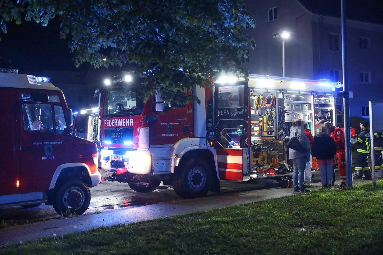 Ein Todesopfer sowie 14 Verletzte hat in der Nacht auf Freitag ein Brand in einer Mehrparteienhauswohnung in Kremsmünster (Bezirk Kirchdorf an der Krems) gefordert.