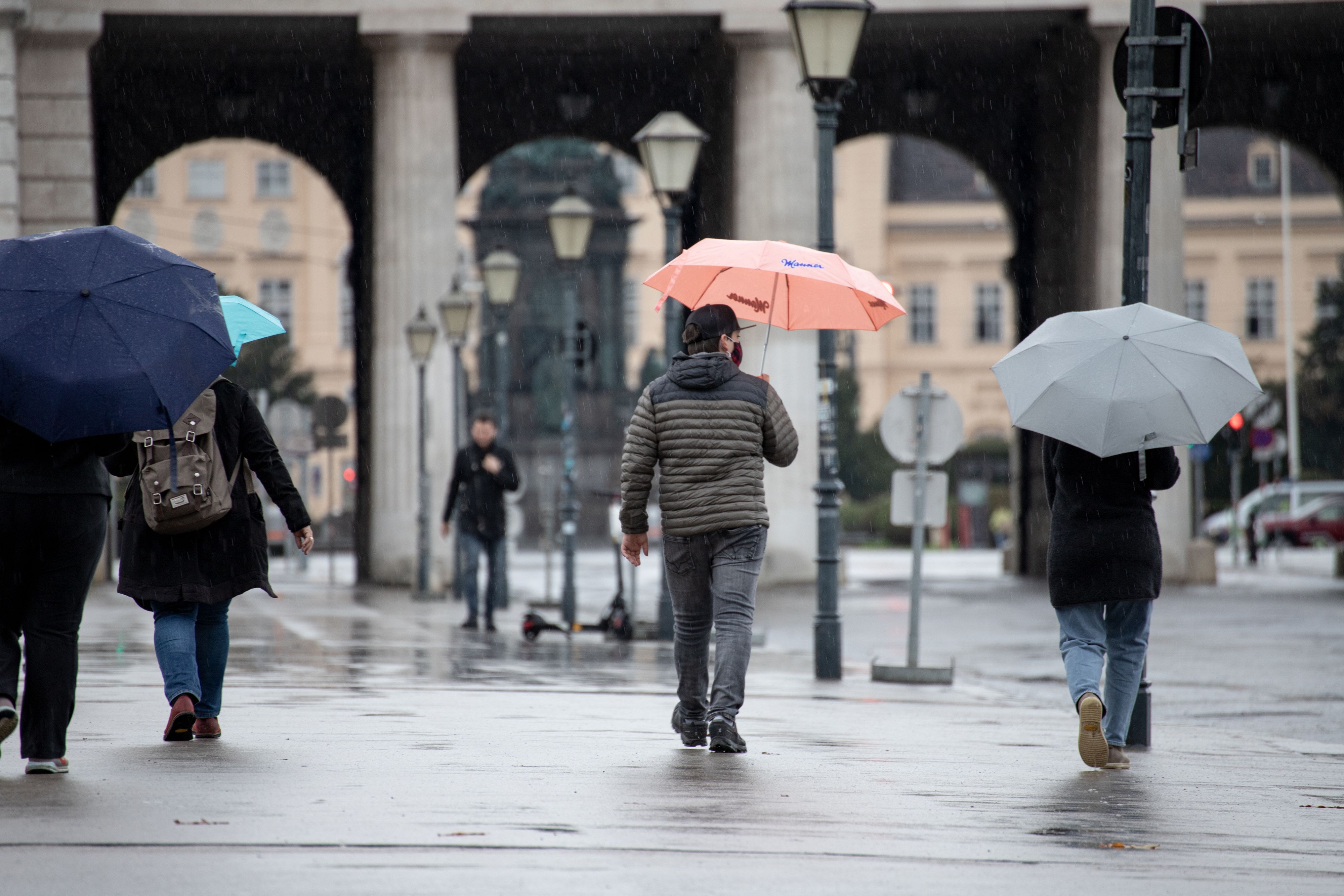 Ein Italientief lässt jetzt nicht nur die Temperaturen ordentlichen fallen, sondern hat auch jede Menge Regen im Gepäck.