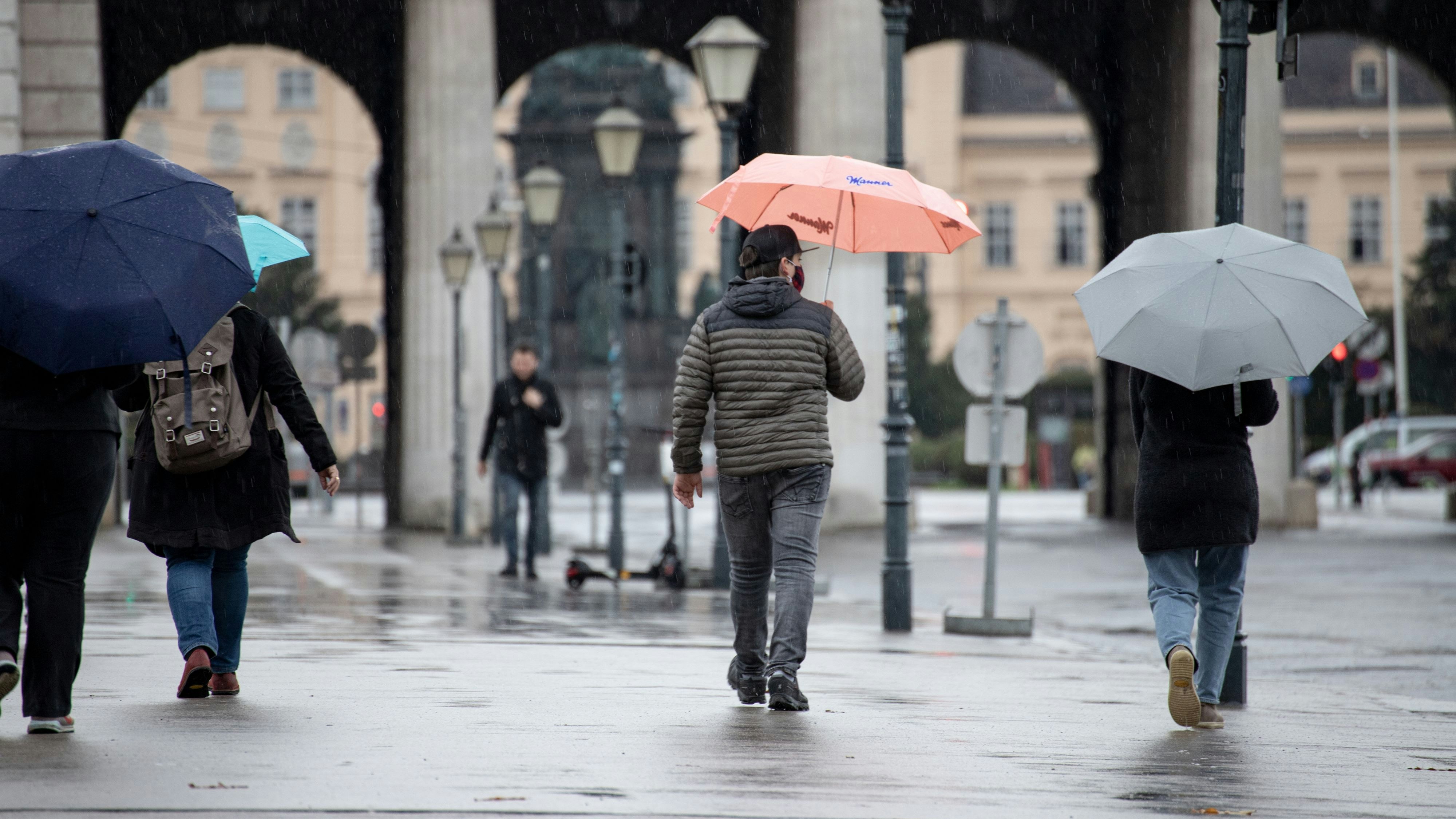 Ein Italientief lässt jetzt nicht nur die Temperaturen ordentlichen fallen, sondern hat auch jede Menge Regen im Gepäck.
