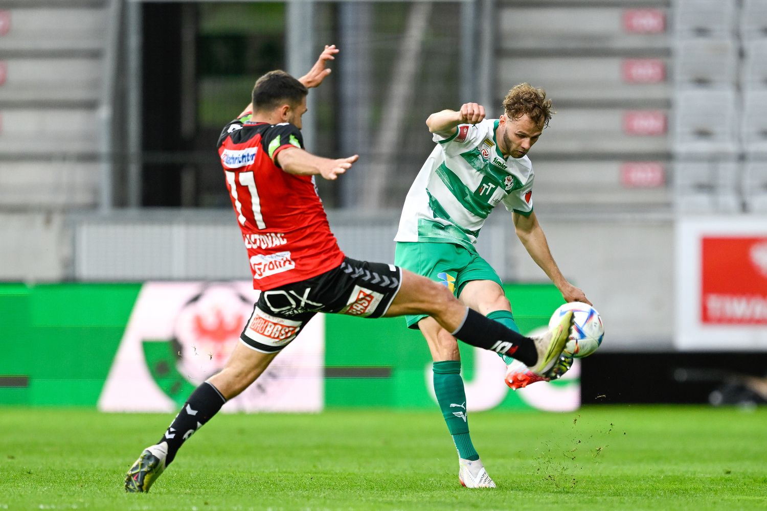 WSG Tirol und die SV Ried im direkten Duell. 