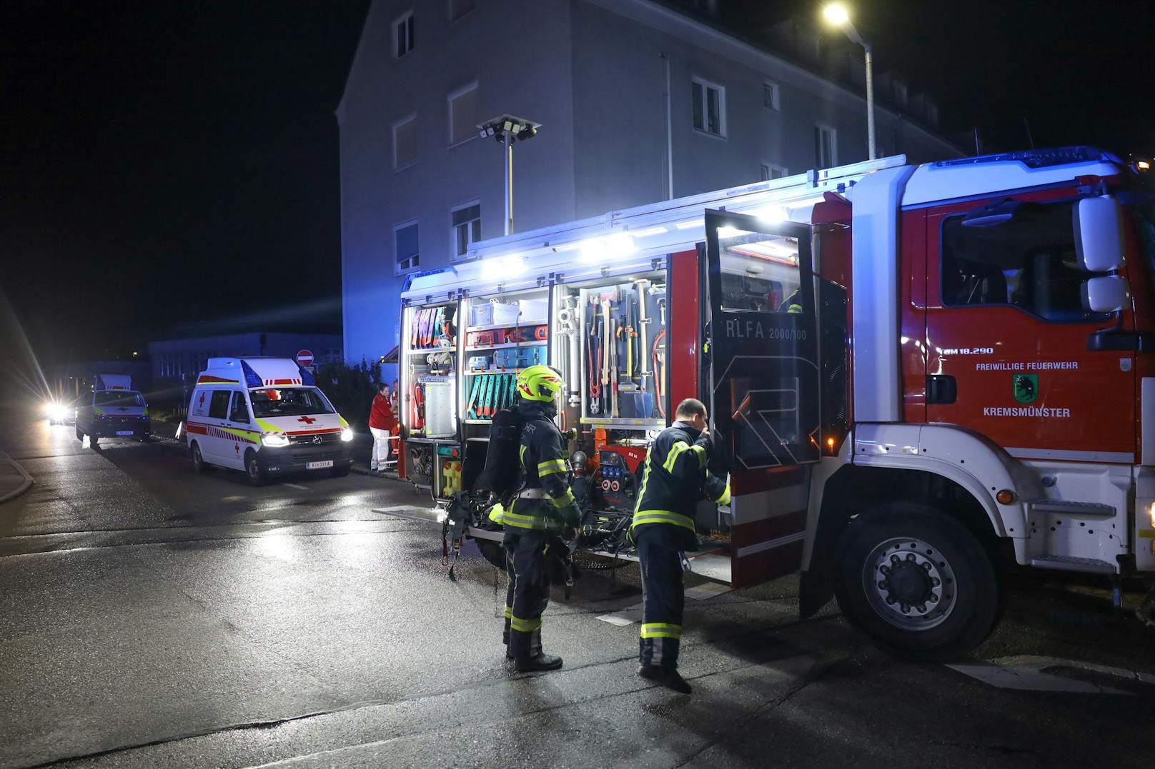 Ein Todesopfer sowie 14 Verletzte hat in der Nacht auf Freitag ein Brand in einer Mehrparteienhauswohnung in Kremsmünster (Bezirk Kirchdorf an der Krems) gefordert.