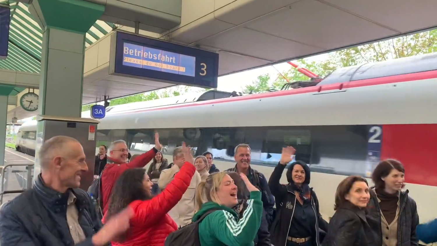 Die Zugbegleiter fehlten, also musste der Lokführer alleine weiterfahren. 