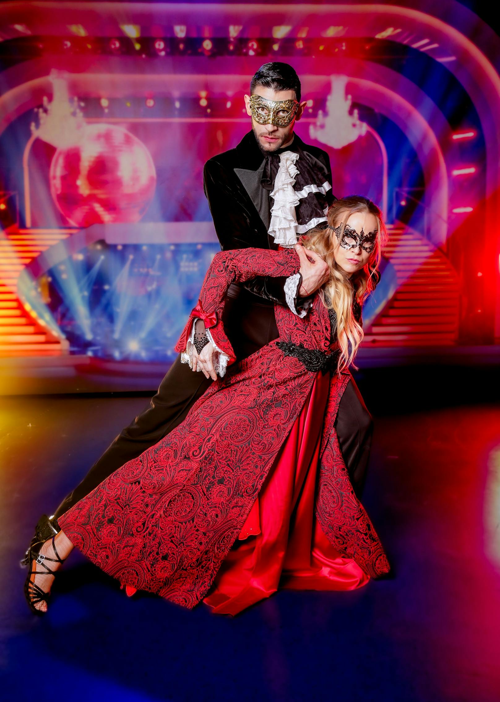 Missy May und Dimitar Stefanin performen unter dem Motto "Tanz der Vampire". 