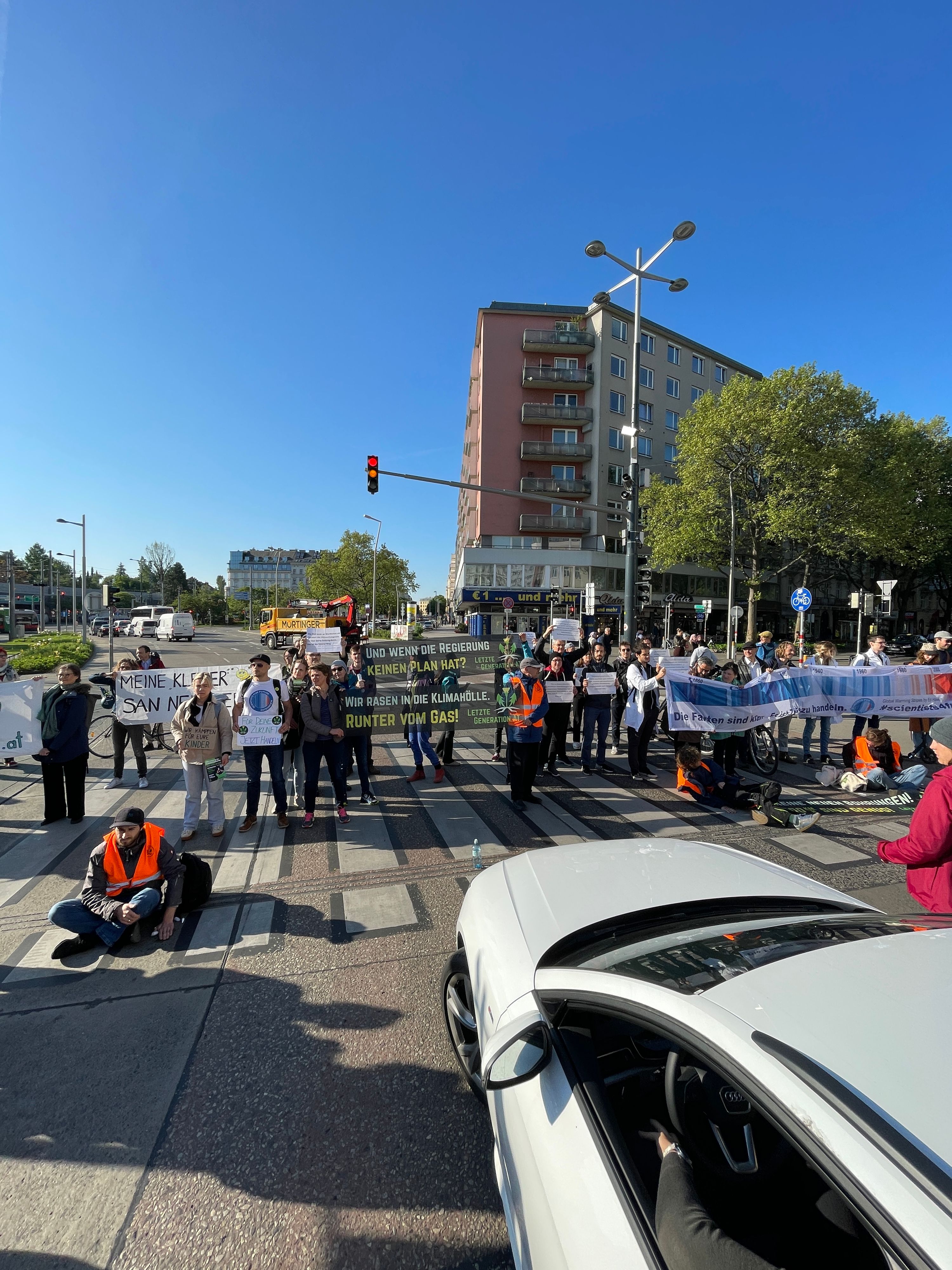 Im Zuge der Verkehrsblockaden am Mittwoch ist es laut Polizei erstmals zu Bedrohungen der Aktivisten mit einem Messer gekommen. 