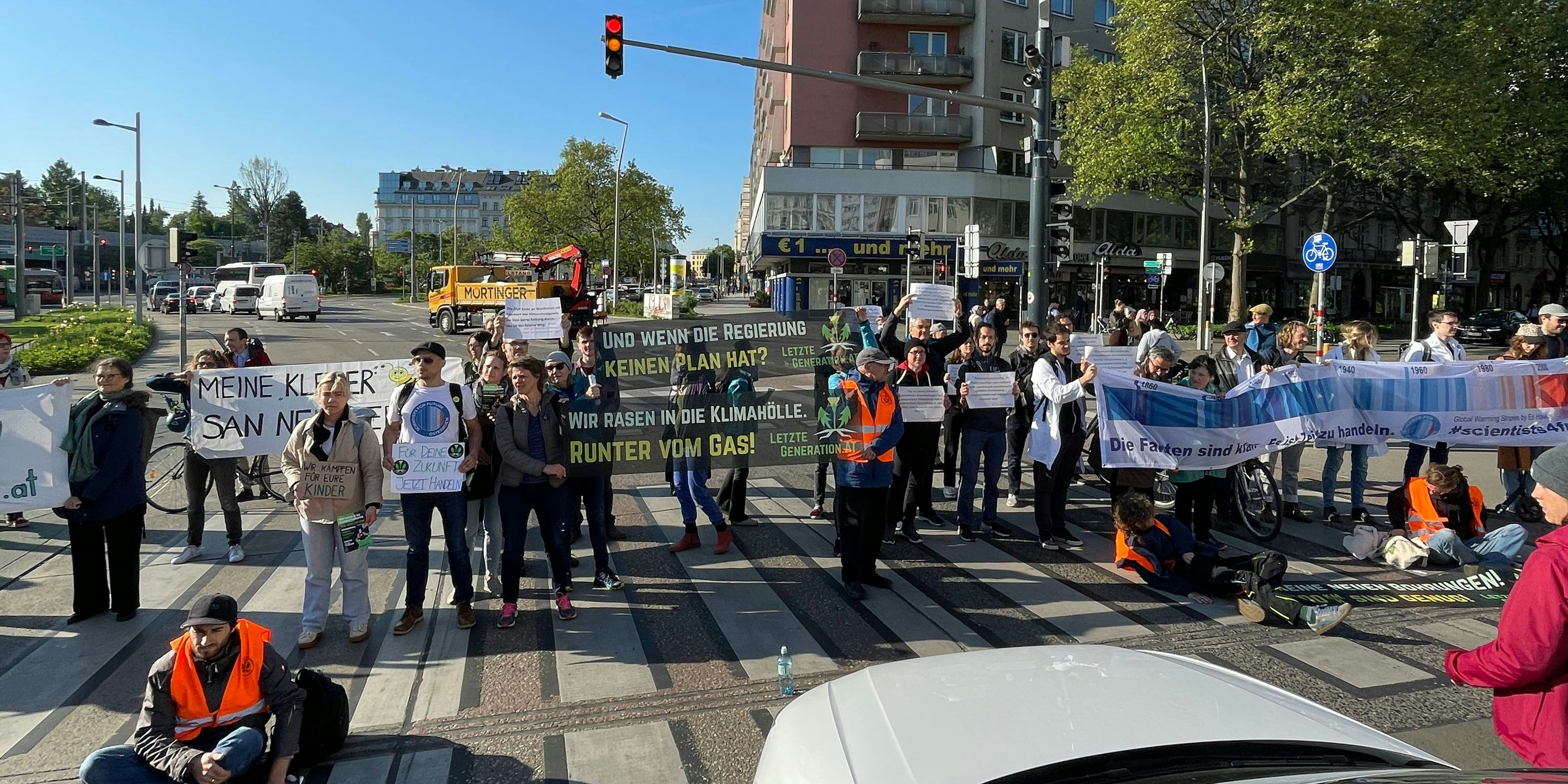 Im Zuge der Verkehrsblockaden am Mittwoch ist es laut Polizei erstmals zu Bedrohungen der Aktivisten mit einem Messer gekommen. 
