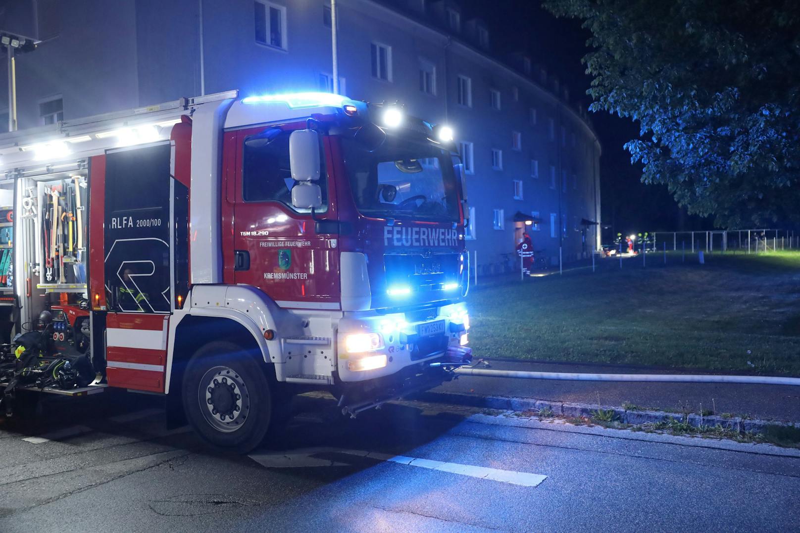 Ein Todesopfer sowie 14 Verletzte hat in der Nacht auf Freitag ein Brand in einer Mehrparteienhauswohnung in Kremsmünster (Bezirk Kirchdorf an der Krems) gefordert.