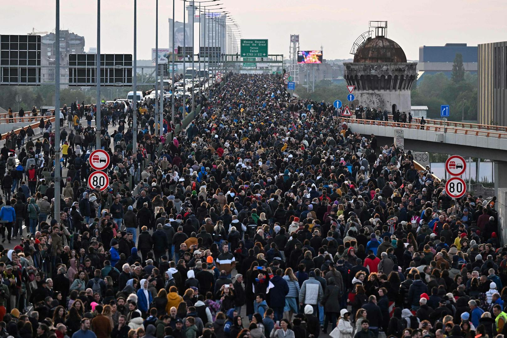 Massen-Proteste nach Horror-Taten legen Belgrad lahm