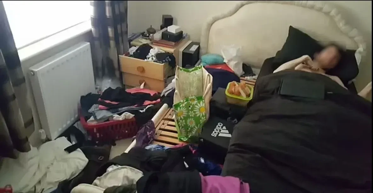 Tom Somerset-How wurde im Jahr 2020 aus einem verwahrlosten Haus gerettet – am 12. Mai 2023 wurden seine Frau und Toms Pfleger wegen Sklaverei verurteilt. Der Pfleger wurde außerdem wegen Misshandlung durch eine Pflegekraft verurteilt.  Sussex Police