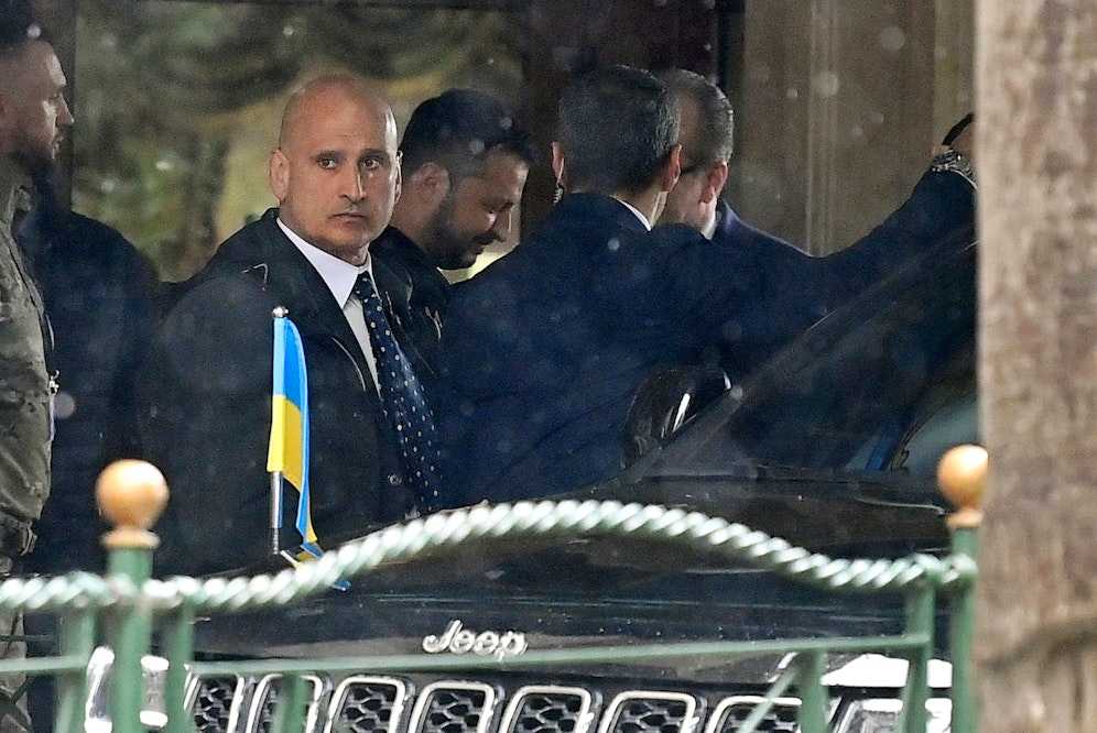 Wolodimir Selenski bei seiner Ankunft im Hotel Parco dei Principi am Samstag.