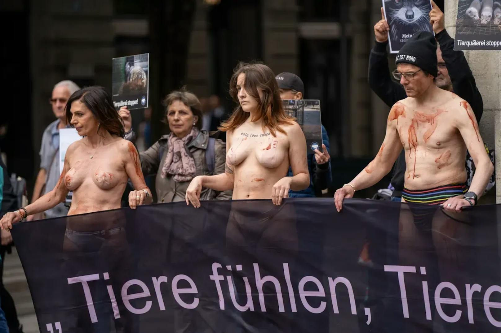 An der Zürcher Bahnhofstraße findet eine Nacktdemonstration statt.