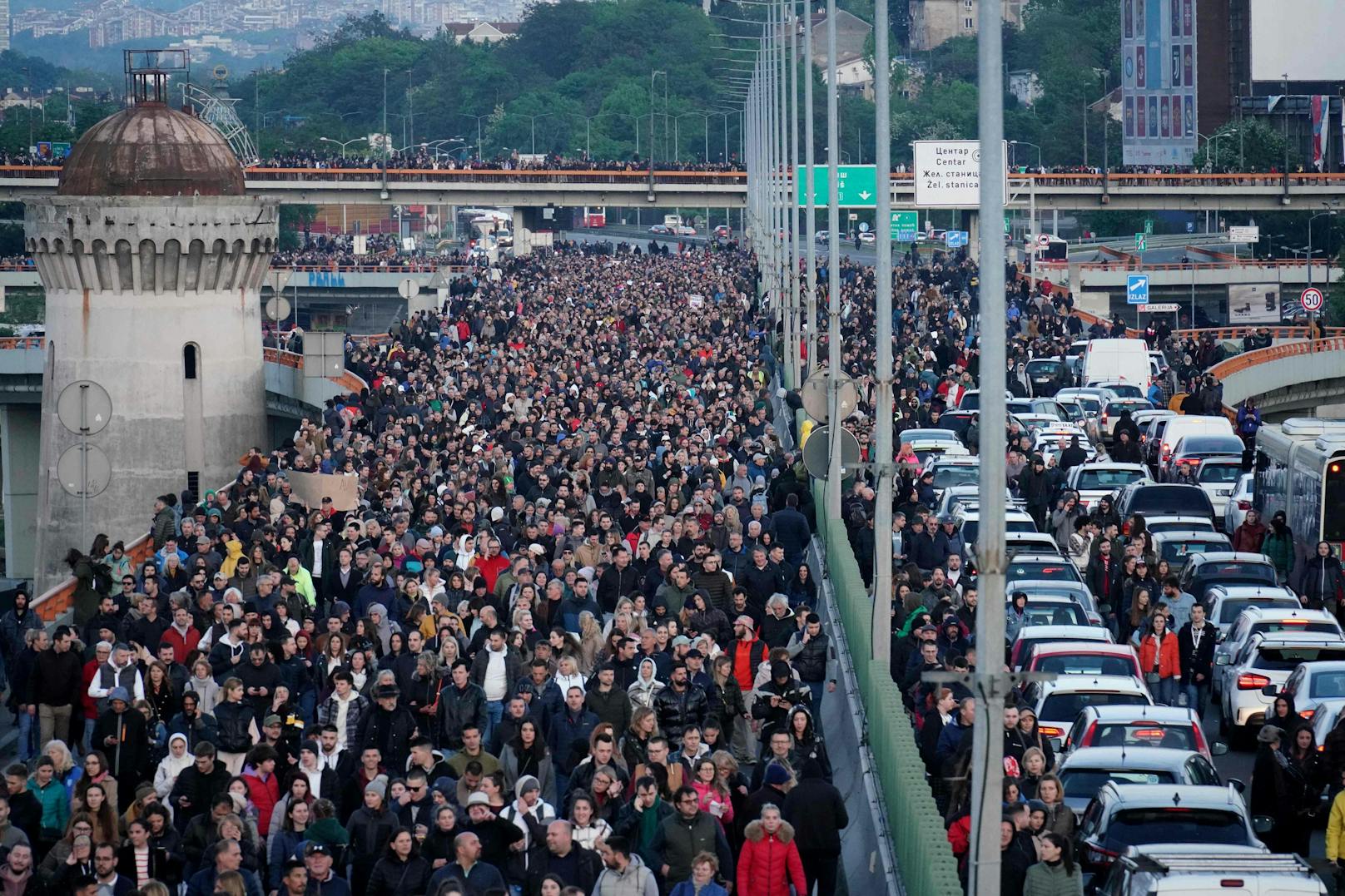 Nach mehreren Amok-Taten kam es am Freitag in Belgrad (Serbien) zu einem Riesen-Protest.
