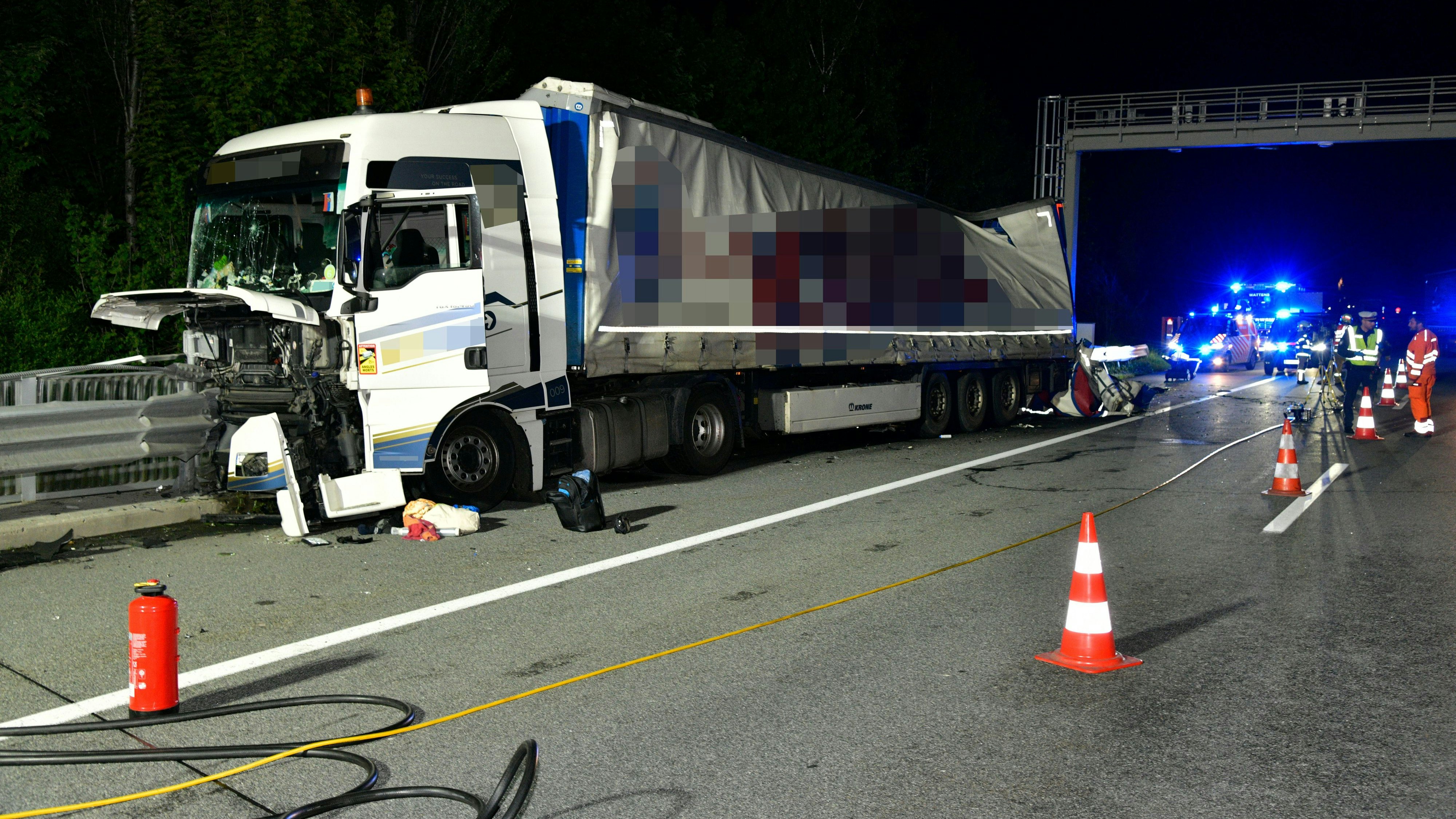 Schwerer Verkehrsunfall mit Schwerfahrzeug auf der Inntalautobahn.