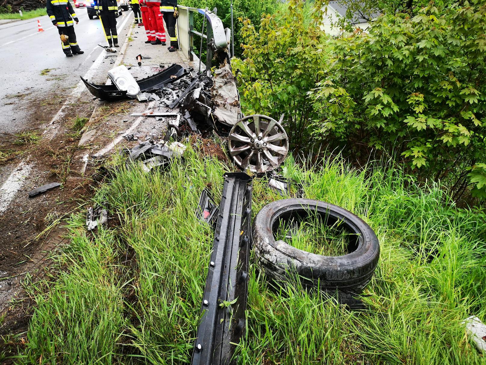 Ein Trümmerfeld erwartete die Einsatzkräfte auf der&nbsp;B306 bei Gloggnitz.