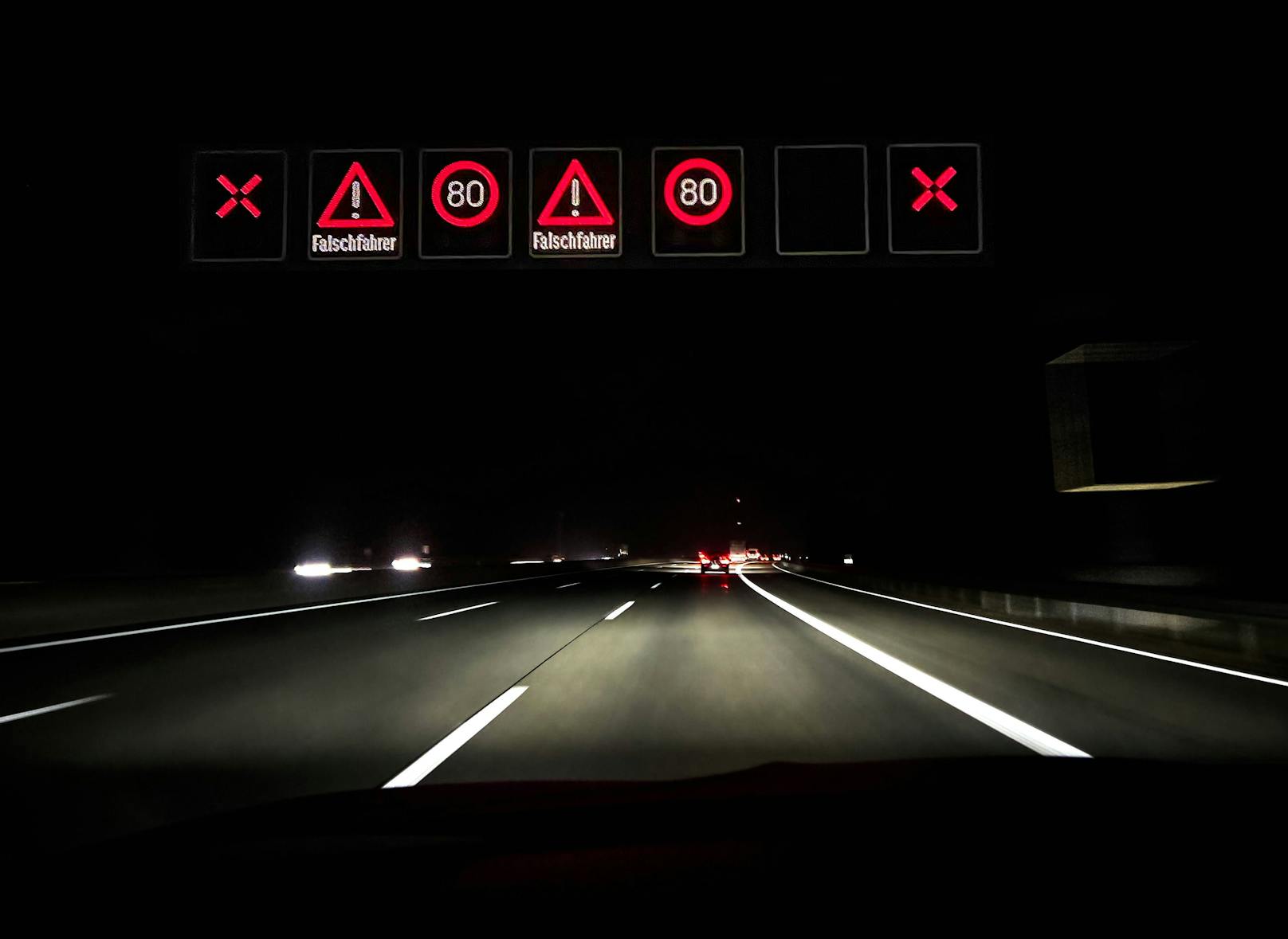 Warnung vor einem Geisterfahrer (Falschfahrer) auf einer Autobahn.