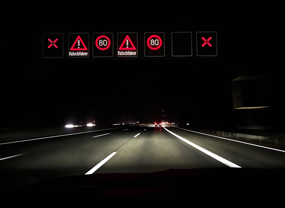 Warnung vor einem Geisterfahrer (Falschfahrer) auf einer Autobahn.