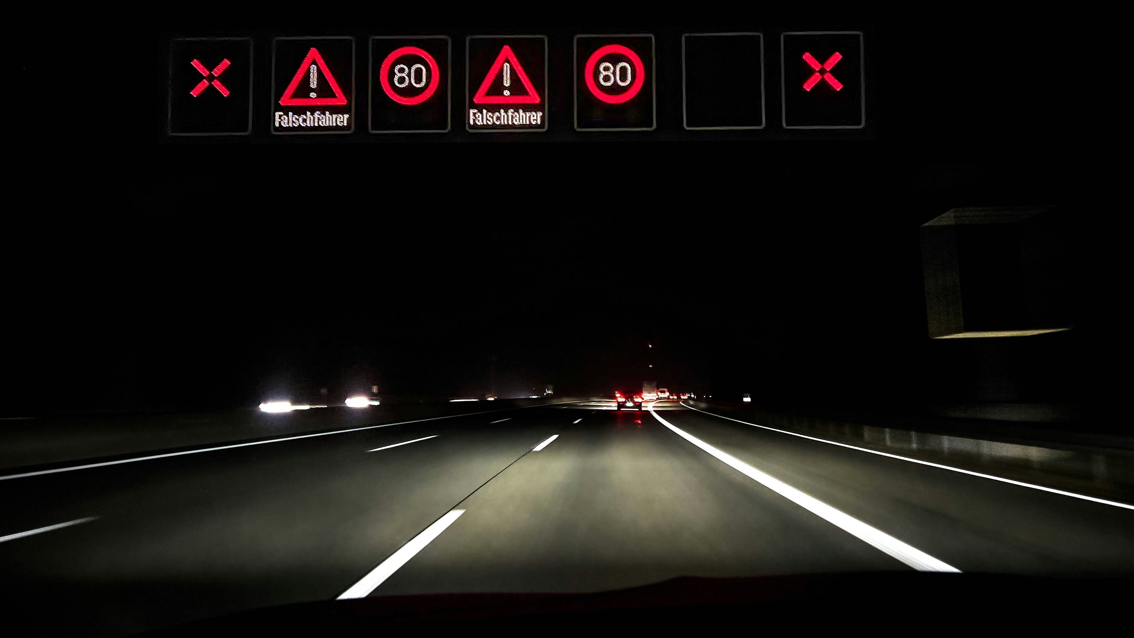 Warnung vor einem Geisterfahrer (Falschfahrer) auf einer Autobahn.