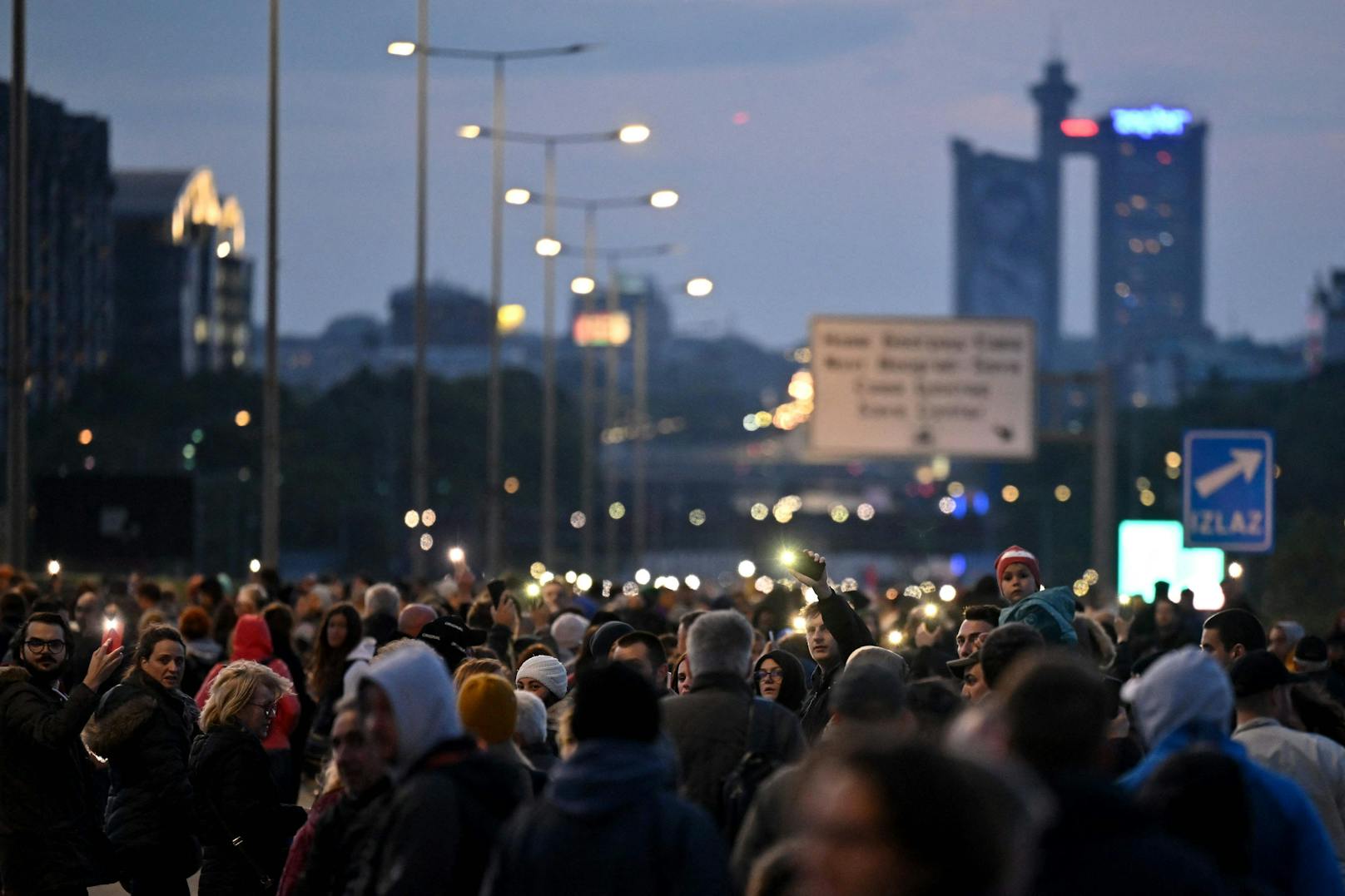 Bis zum späten Abend gingen tausende Serbien durch die Hauptstadt.