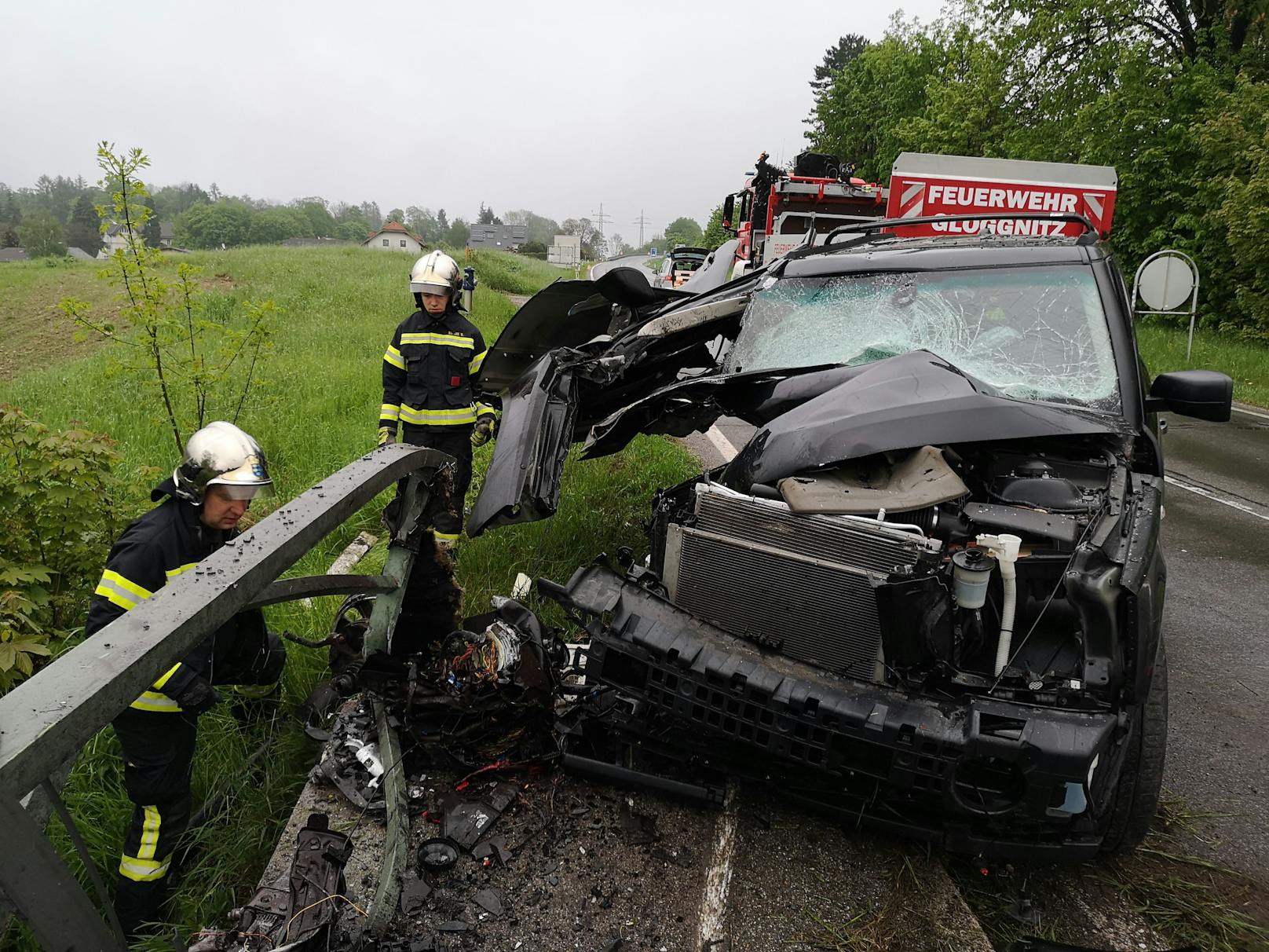 Aus diesem Wrack stieg der Lenker unverletzt aus.