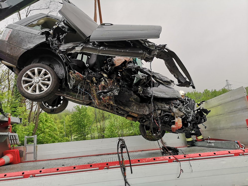 Aus diesem Wrack stieg der Lenker unverletzt aus.