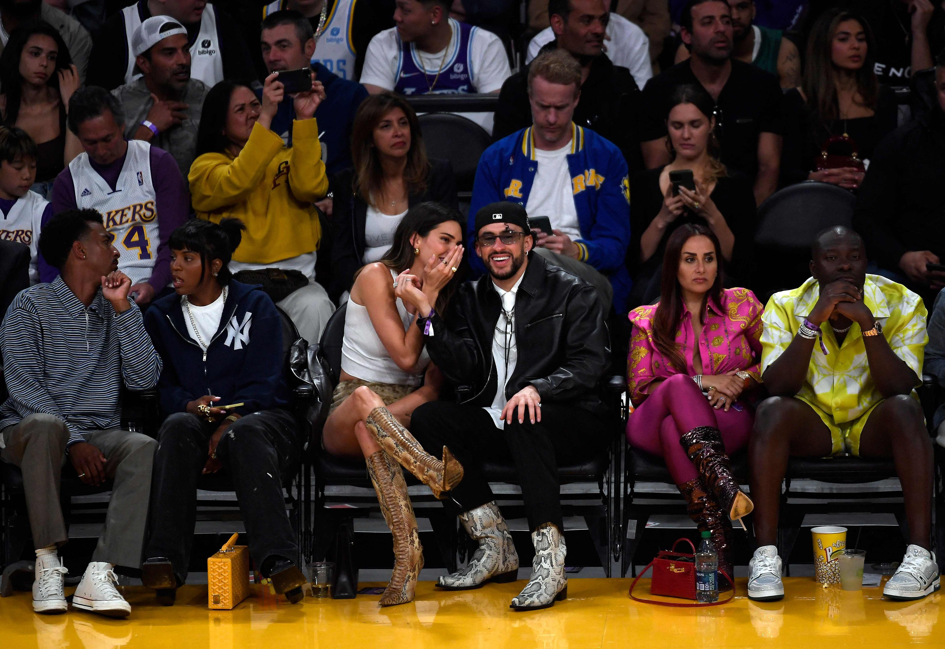Kendall Jenner und Rapper Bad Bunny besuchten gemeinsam das Playoff-Spiel der Los Angeles Lakers und der Golden State Warriors am Freitag in Los Angeles.