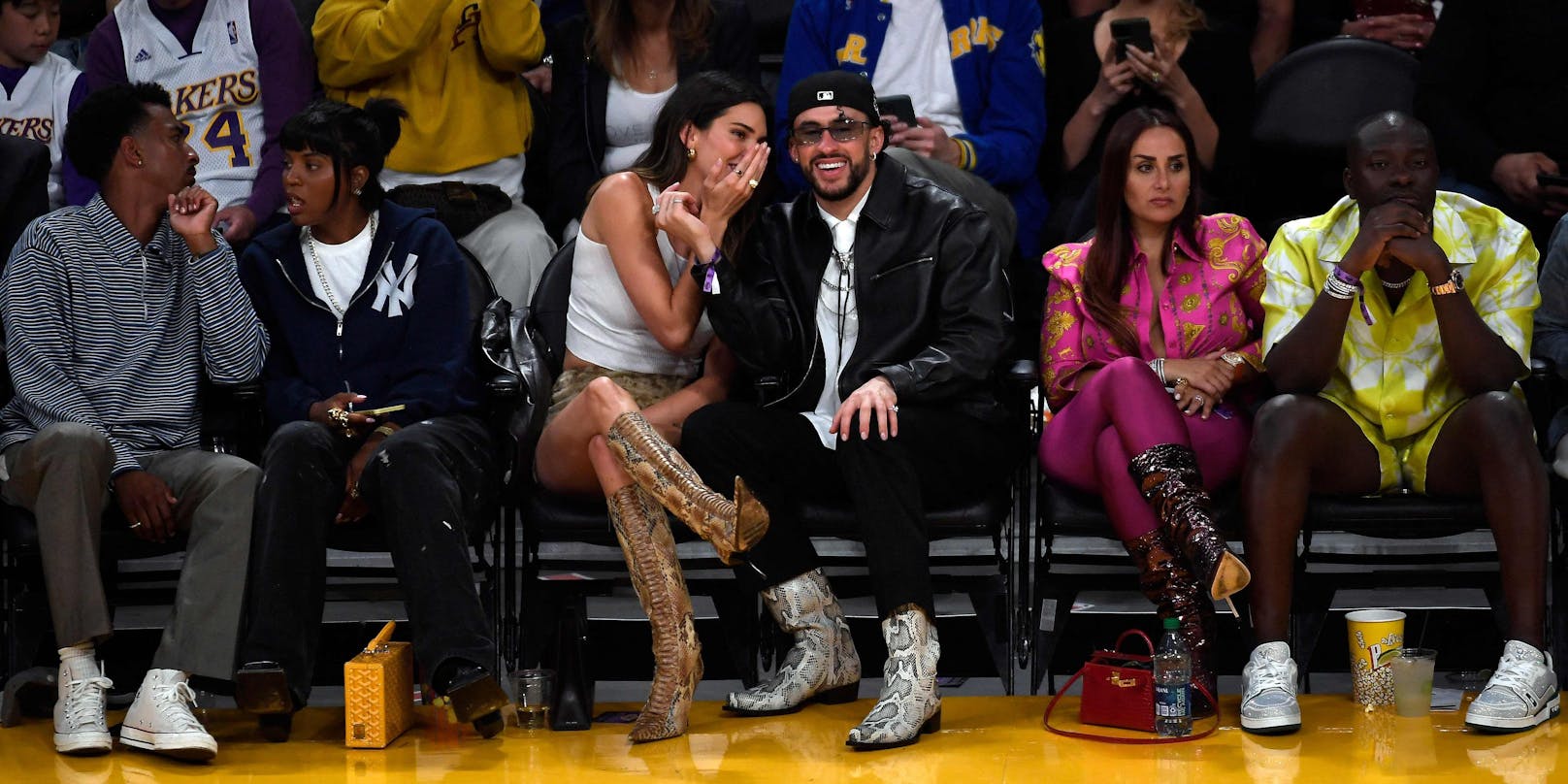 Kendall Jenner und Rapper Bad Bunny besuchten gemeinsam das Playoff-Spiel der Los Angeles Lakers und der Golden State Warriors am Freitag in Los Angeles.