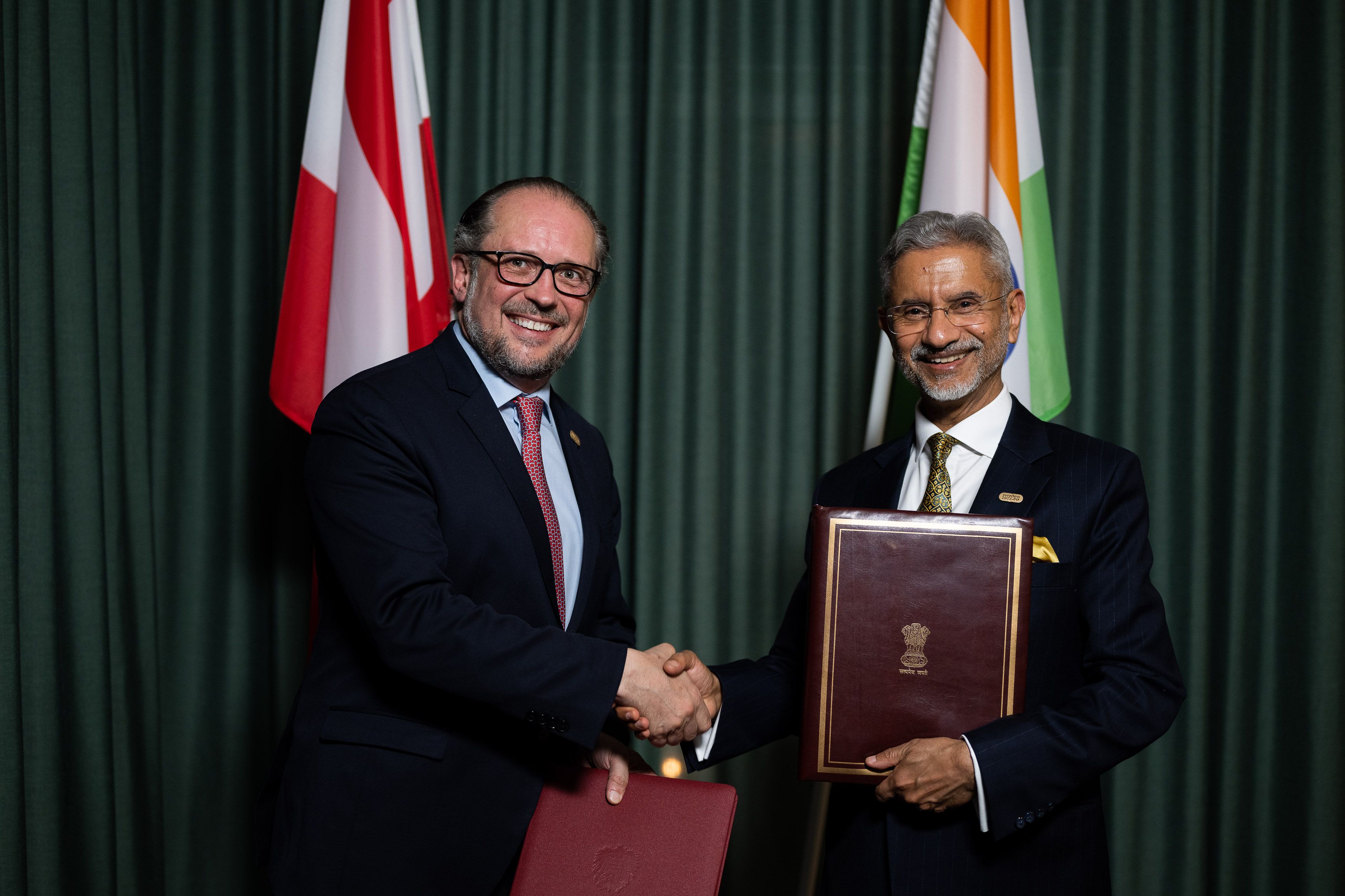 Am 13. Mai 2023 nahm Außenminister Alexander Schallenberg beim EU-Indopazifik Forum in Stockholm teil. Im Bild mit seinem indischen Amtskollegen Subrahmanyam Jaishankar nach der Unterzeichnung des Österreichisch-Indischen Migrations- und Mobilitätsabkommen.