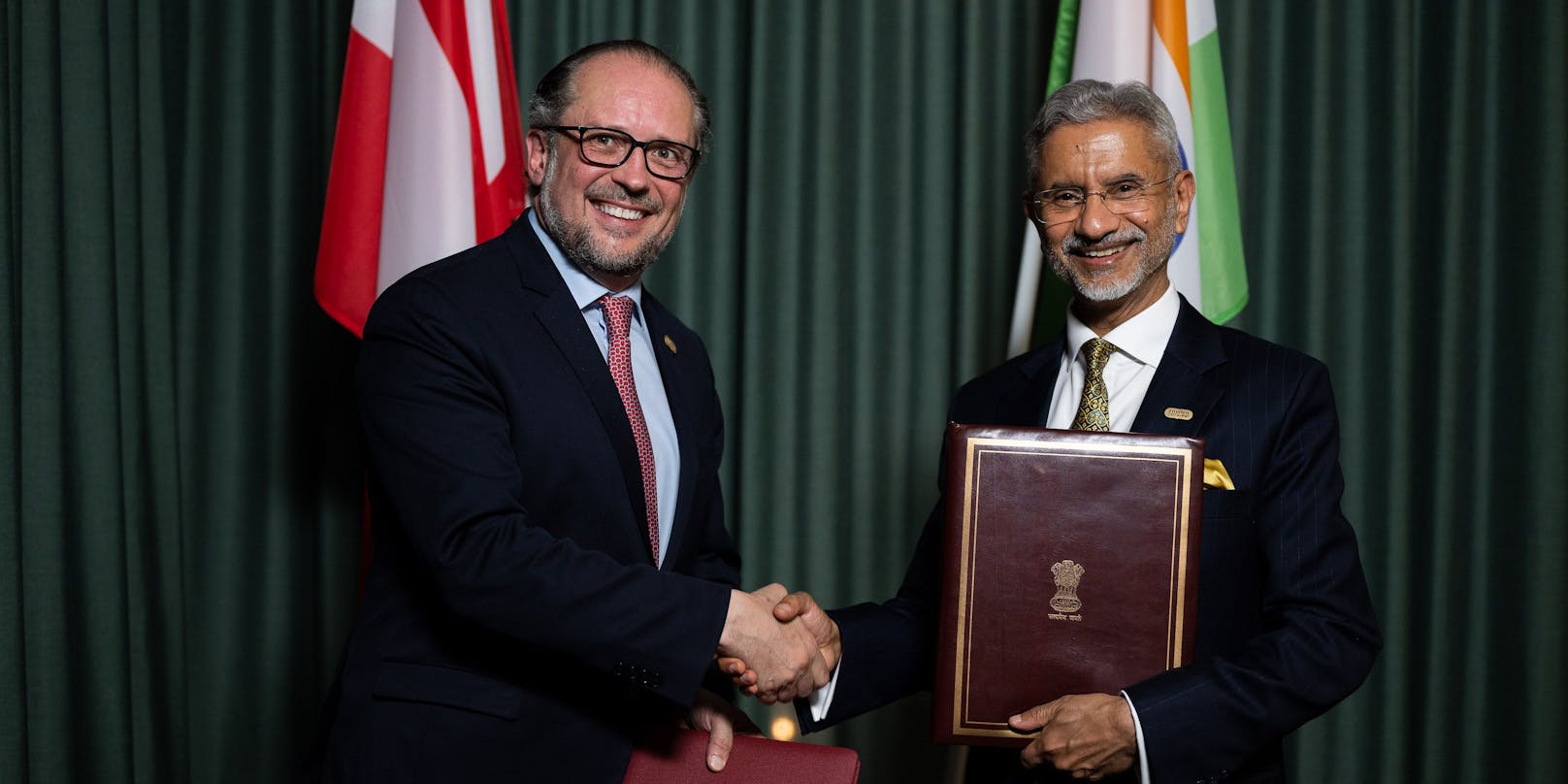 Am 13. Mai 2023 nahm Außenminister Alexander Schallenberg beim EU-Indopazifik Forum in Stockholm teil. Im Bild mit seinem indischen Amtskollegen Subrahmanyam Jaishankar nach der Unterzeichnung des Österreichisch-Indischen Migrations- und Mobilitätsabkommen.