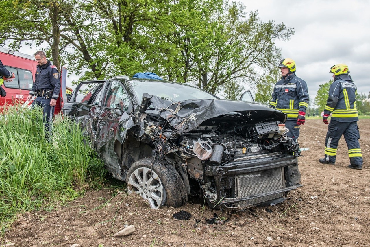 Heute.at - Lenker mähte mehrere Bäume um - schwer verletzt