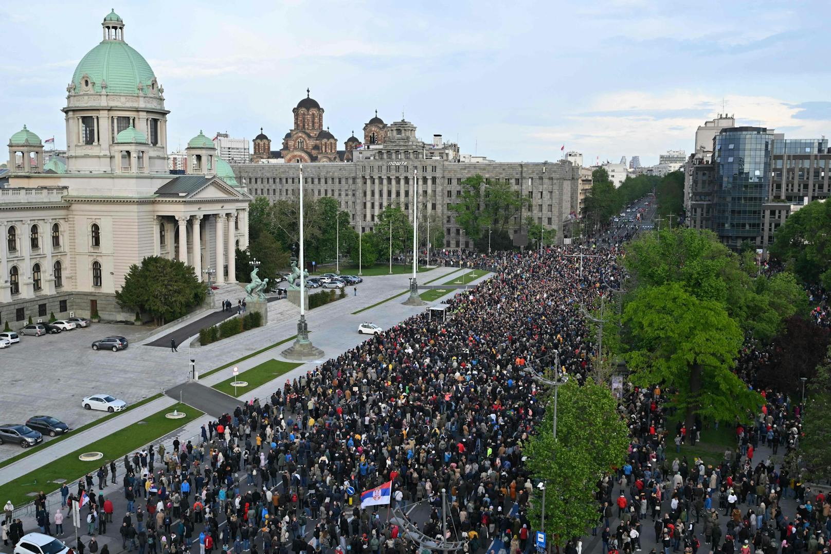 Auch vor dem Belgrader Abgeordnetenhaus waren tausende Protestierende.
