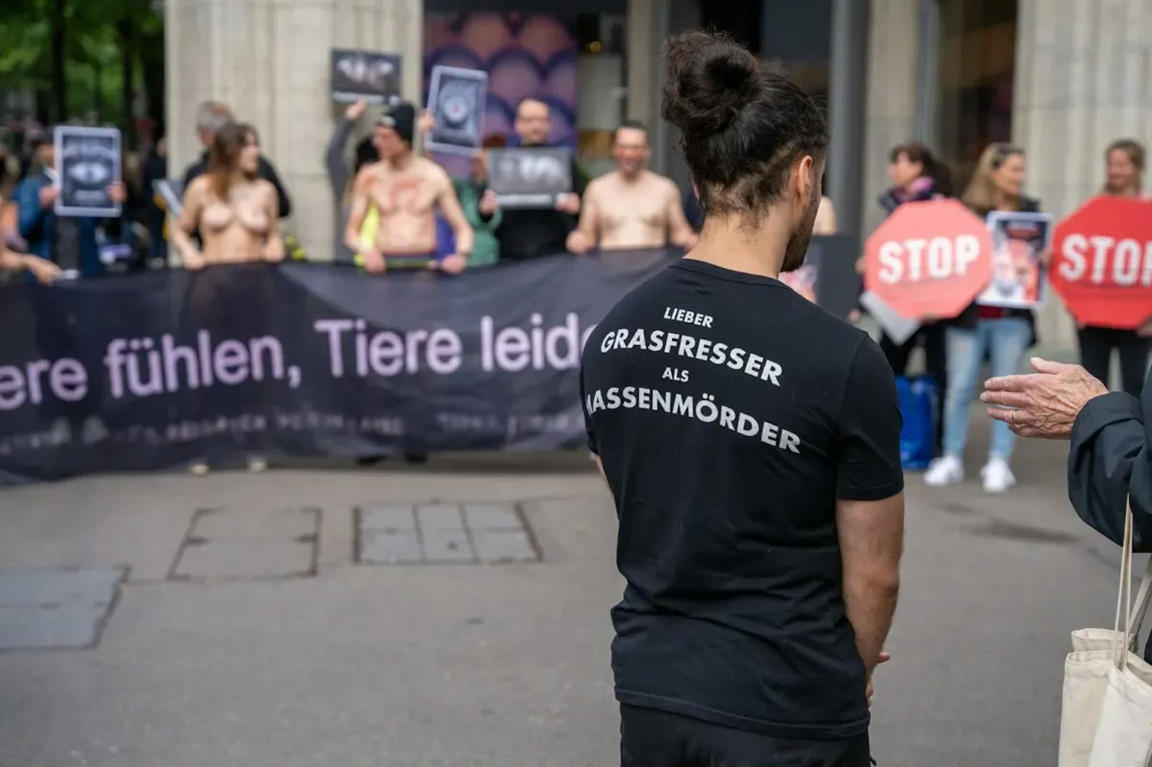 Die Tierschützerinnen und Tierschützer planen deshalb, immer wieder vor den Boutiquen der Edelmarke zu protestieren, bis sich diese Missstände änderten.