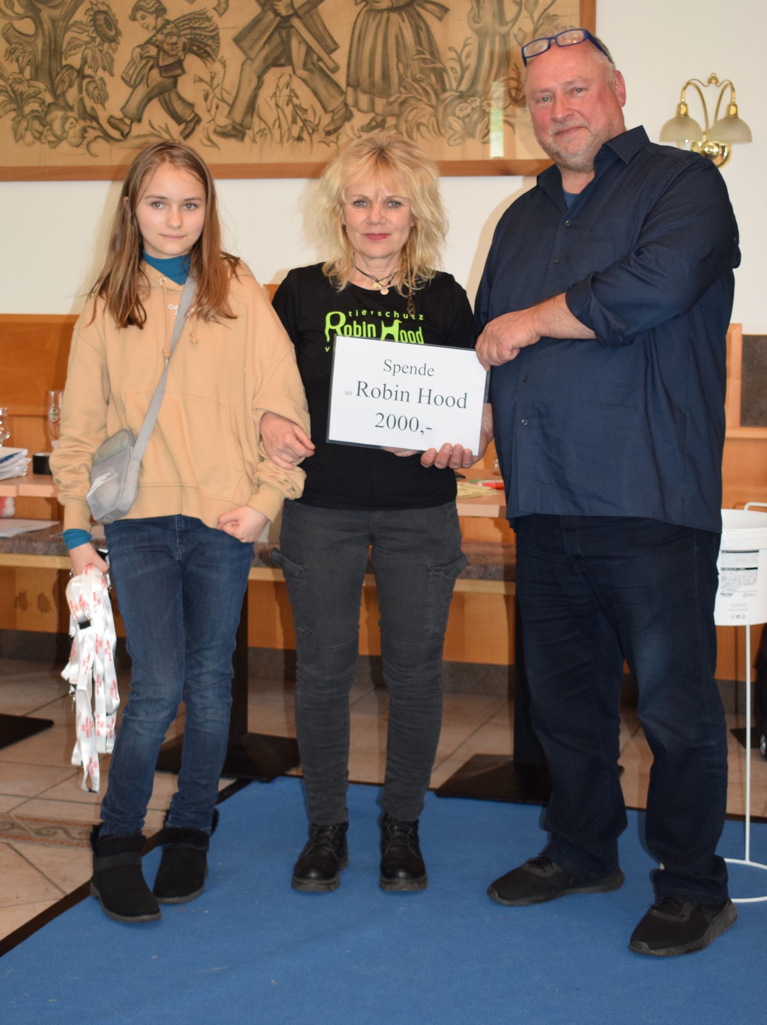 Der Tierschutzverein "Robin Hood" mit Obfrau Marion Löcker erhielt 2.000 Euro von Petra und Helmut.
