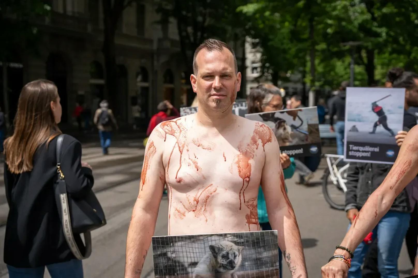 Olivier Bieli ist der Organisator des Protestes und Vorsteher von Animal Save Basel. Er kritisiert "tierquälerischen Maßnahmen" bei der Kleiderproduktion scharf.