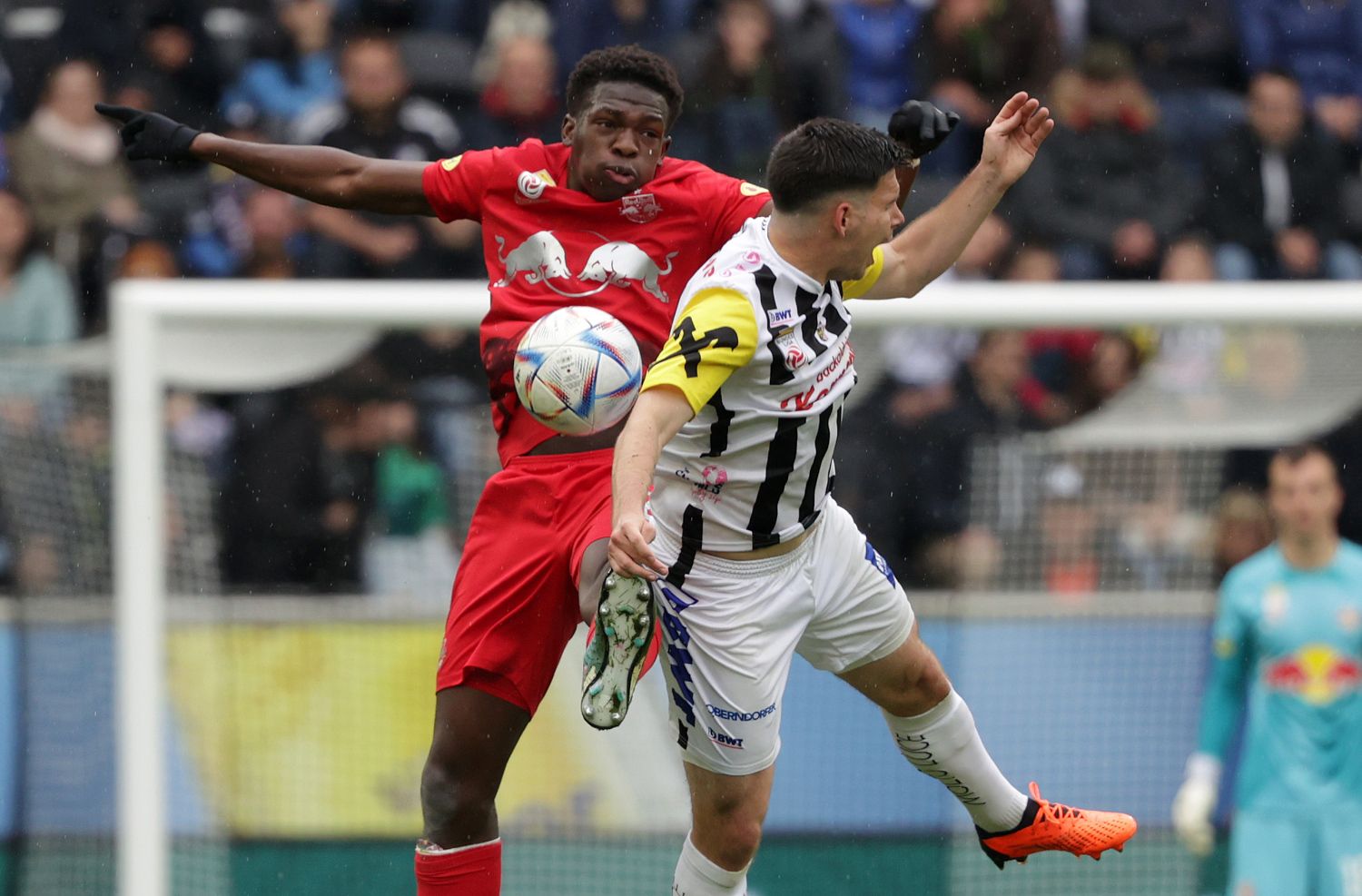 Harter Fight im Liga-Topspiel.