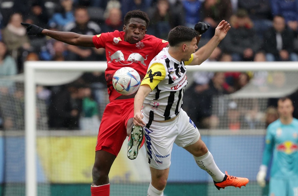 Harter Fight im Liga-Topspiel.