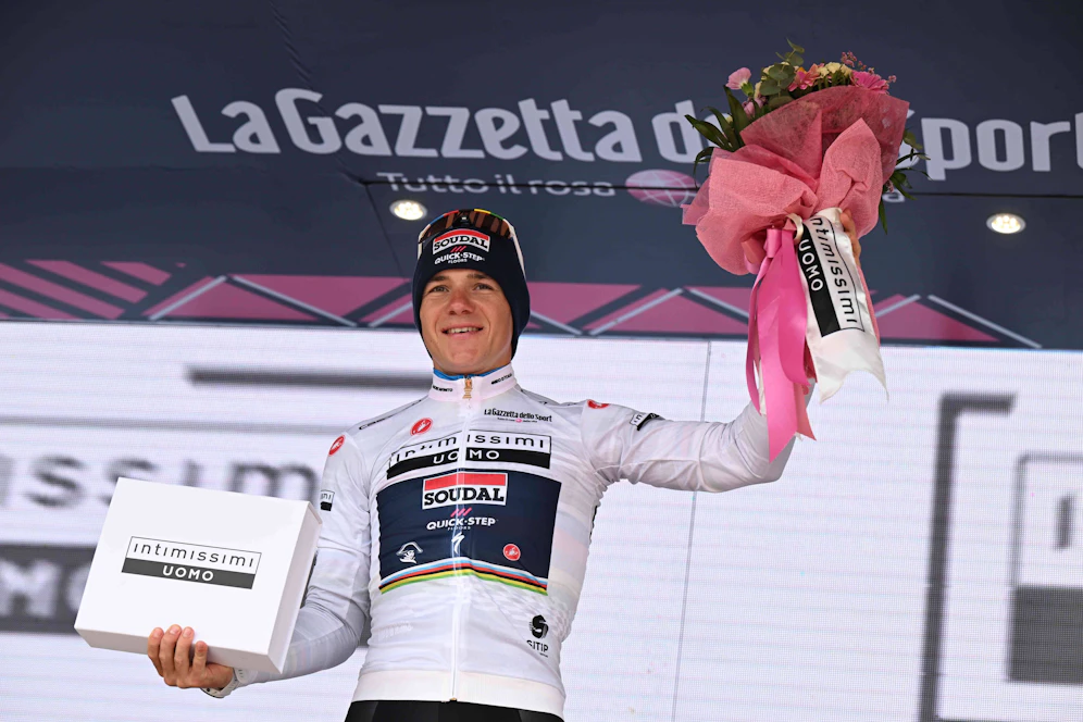 Hier strahlt Remco Evenepoel noch über den Etappensieg. Wenige Stunden später gibt er einen positiven Coronatest ab, muss aus dem Giro aussteigen.