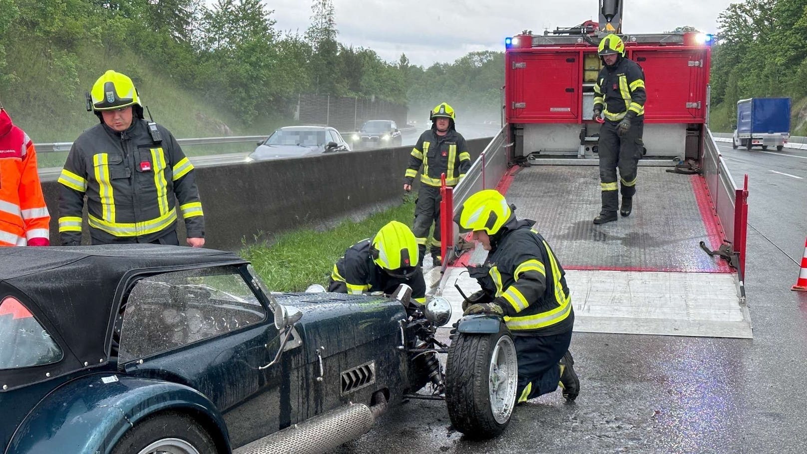 Sportwagen crashte auf der A1: Zwei Verletzte