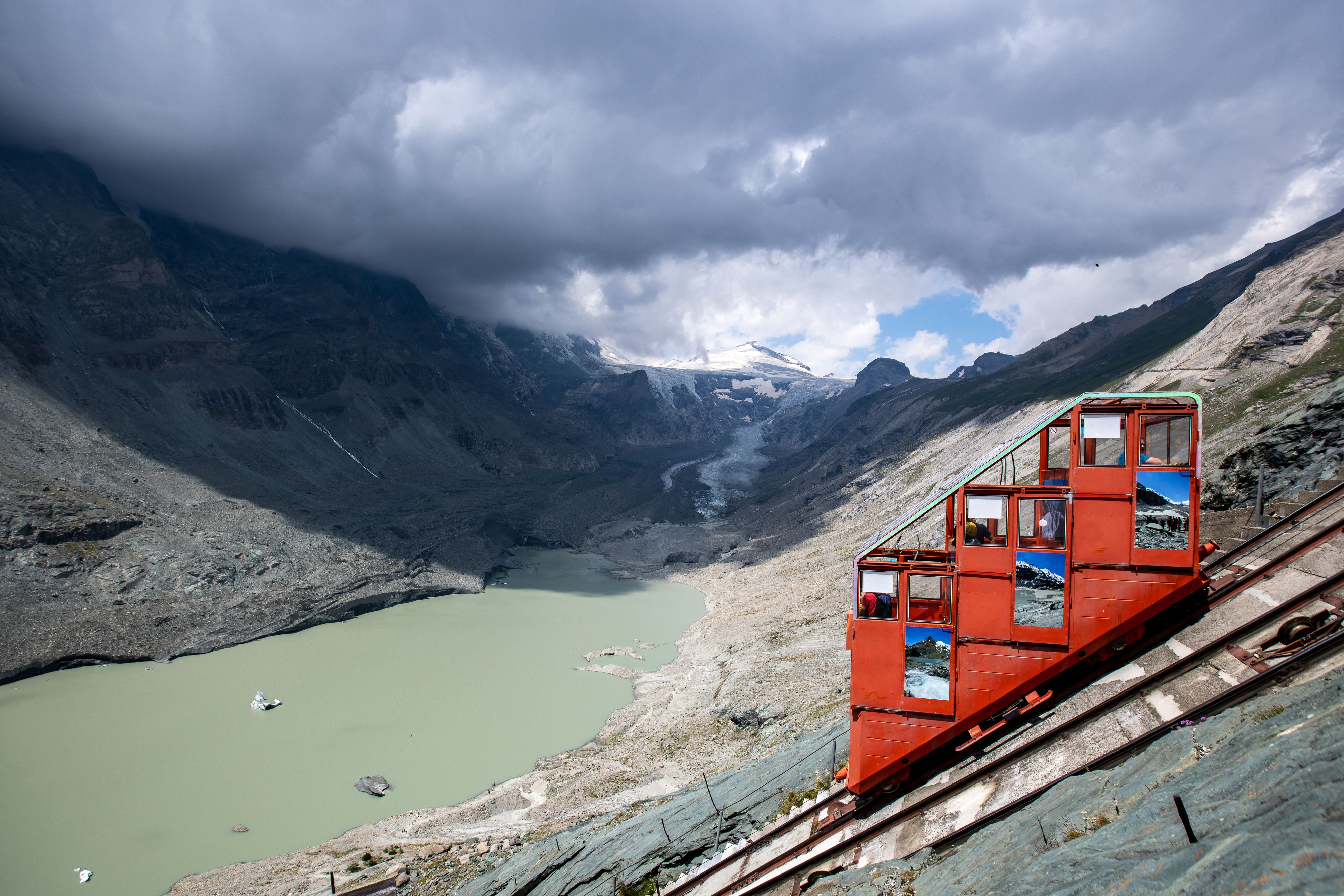 Blick auf die Pasterze am Großglockner. Wo sich vor 100 Jahren noch Eismassen türmten, ist nur noch ein Gletschersee. Aufgenommen im Juli 2022.
