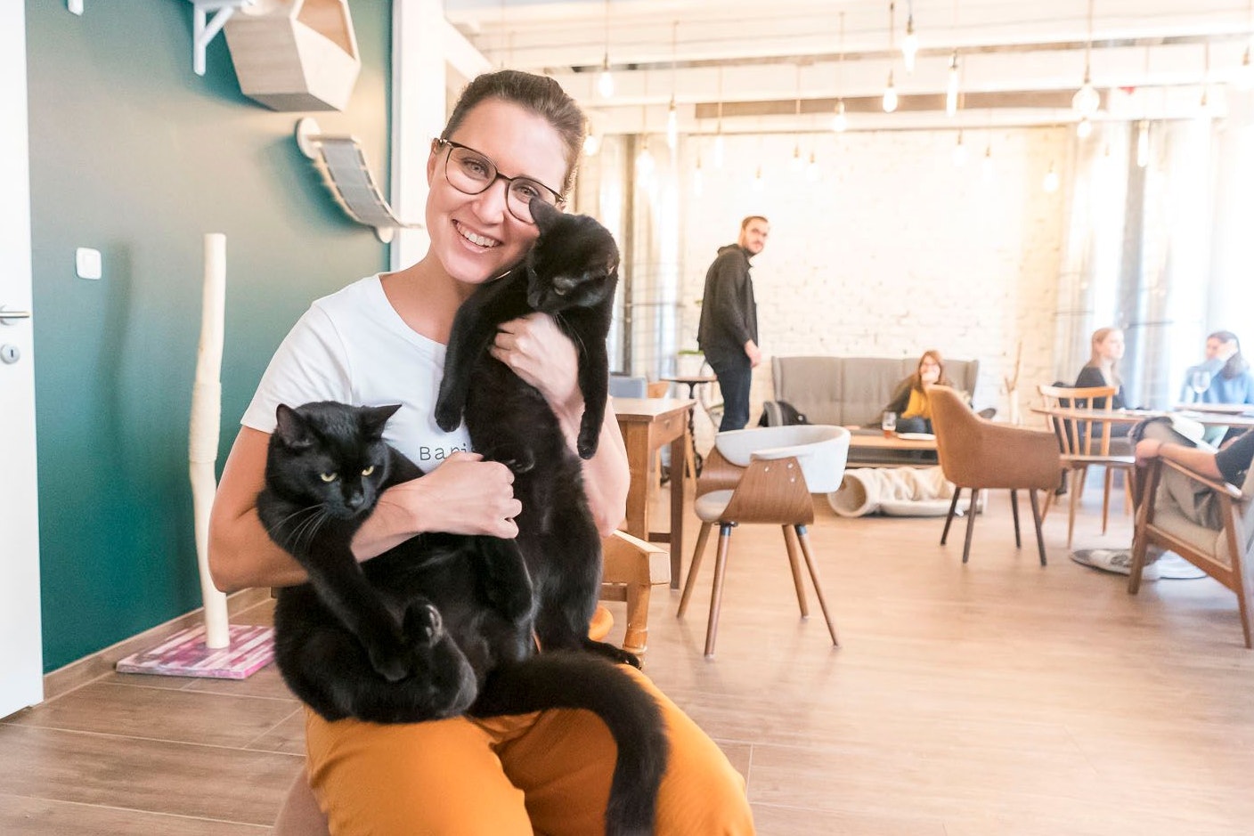 Natascha Bergmann in ihrem Katzencafe Barista Cats in der Kandlgasse 35 in Wien-Neubau. Insgesamt sechs schnurrende "Mitarbeiter" warten auf die Besucher.