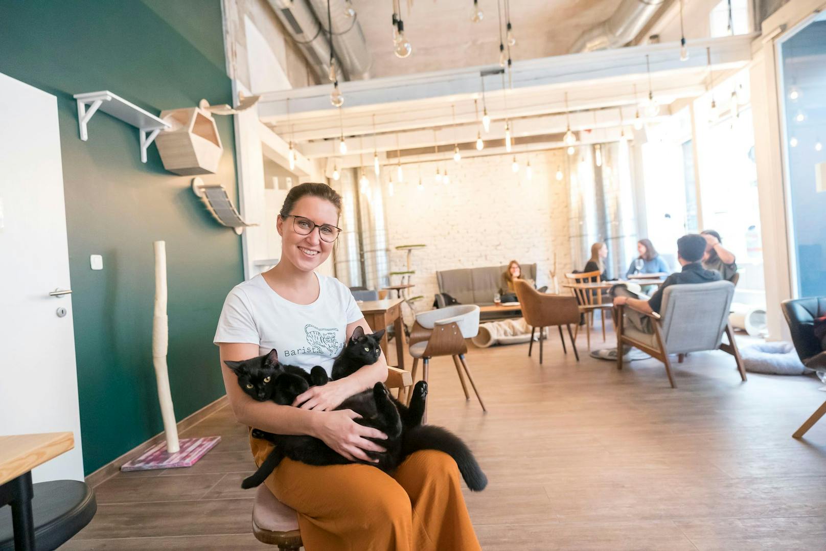 Natascha Bergmann in ihrem Katzencafe Barista Cats in der Kandlgasse 35 in Wien-Neubau. Insgesamt vier schnurrende "Mitarbeiter" warten auf die Besucher.