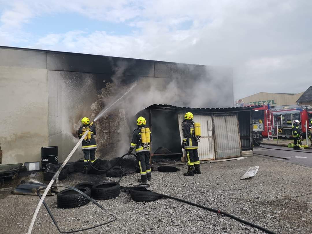 Reifenlager von Autohaus in Zistersdorf in Flammen
