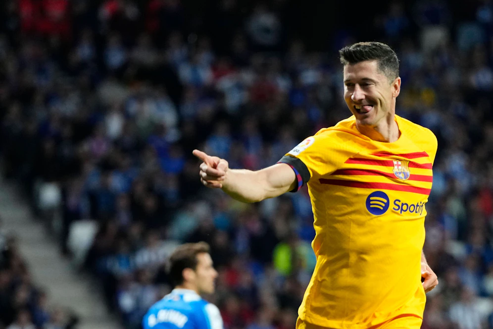 Lewandowski jubelt über Tor, Sieg und Meistertitel.