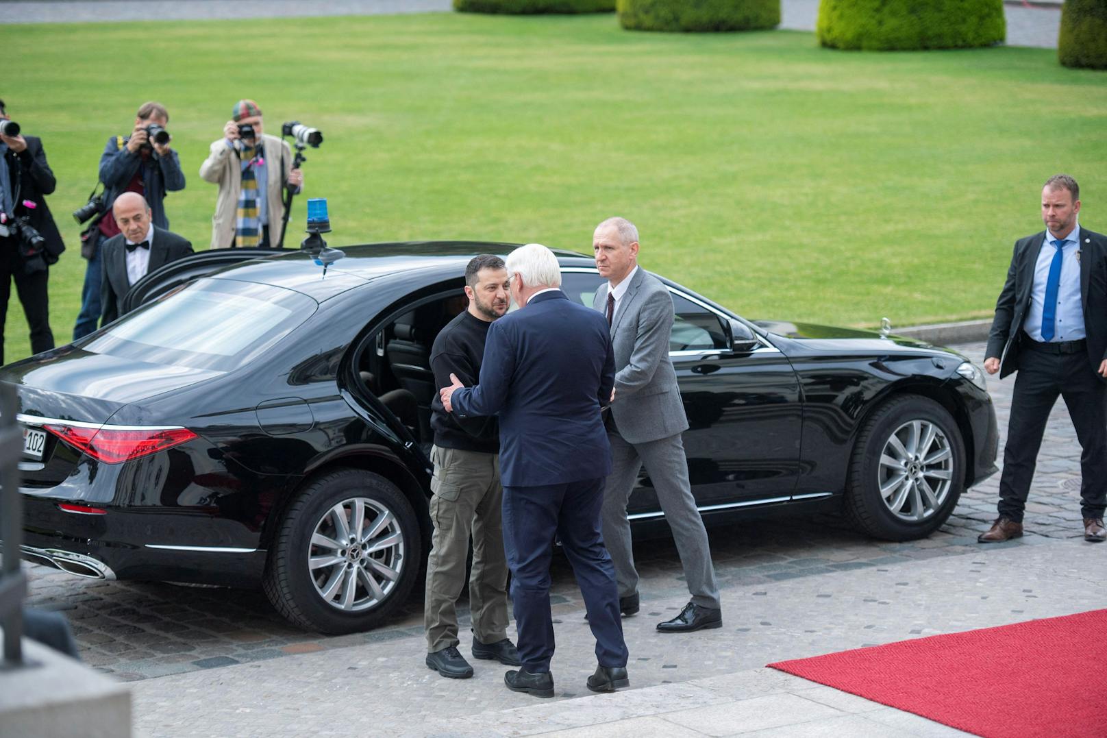 Am Sonntag reiste Wolodimir Selenski nach Berlin, um sich mit Bundespräsident und Kanzler zu treffen. Hier wird er von Frank-Walter Steinmeier im Schloss Bellevue empfangen.&nbsp;