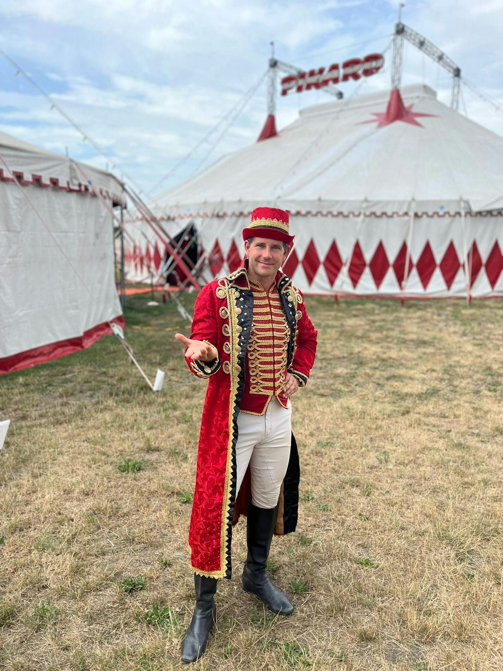 Alexander Schneller, Direktor des Circus Pikard, will Kindern eine Freude bereiten. Er kommt jetzt mit seinem Team in Kindergärten und Schulen.