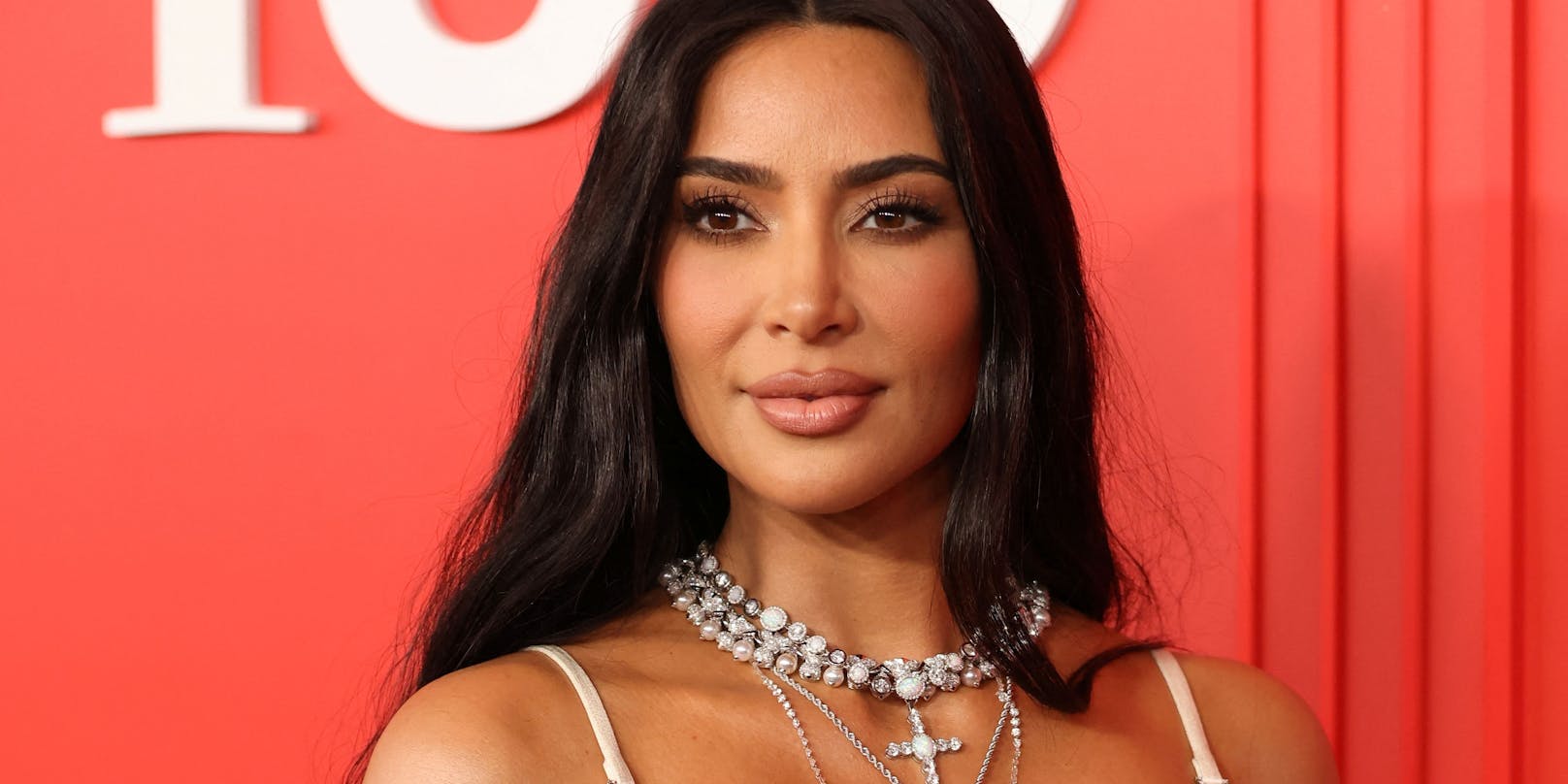 Kim Kardashian hat mit ihrer Kleidung einem Fan das Leben gerettet.