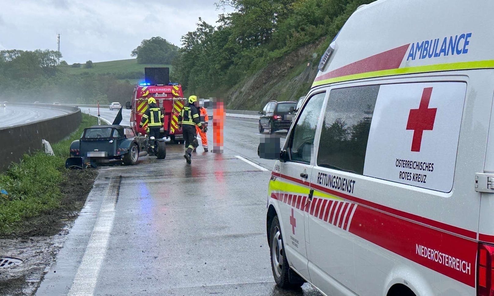 Auf der A1 Fahrtrichtung Wien zwischen Ybbs und Pöchlarn crashte aus noch unklarer Ursache ein Lenker seinen um 30.000 € frisch restaurierten Lotus Super Seven.