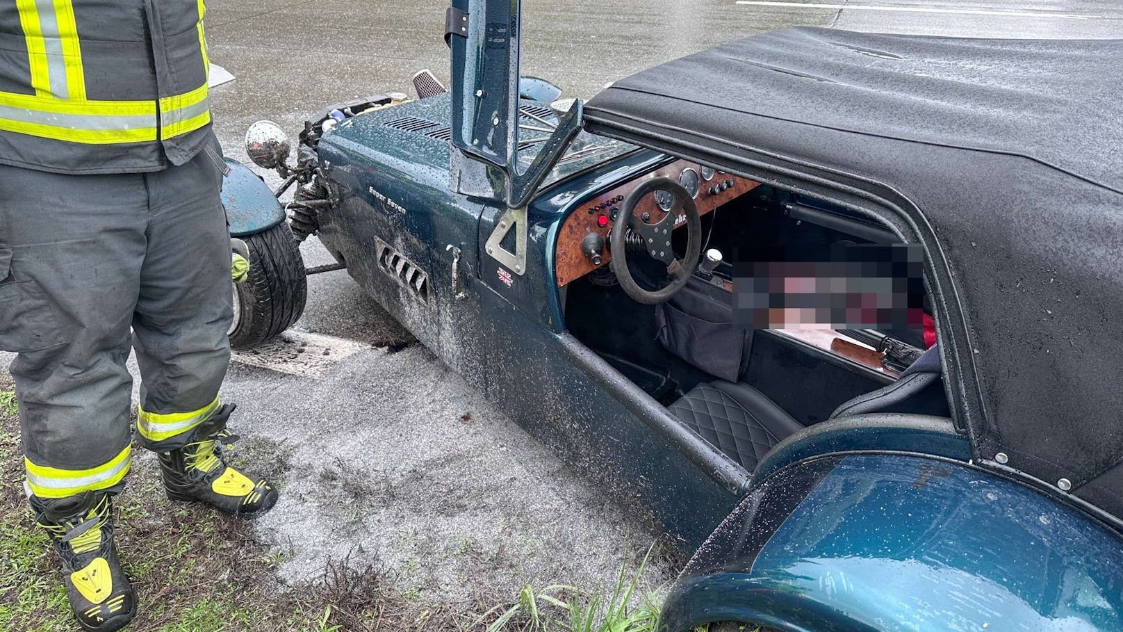 Sportwagen crashte auf der A1: Zwei Verletzte