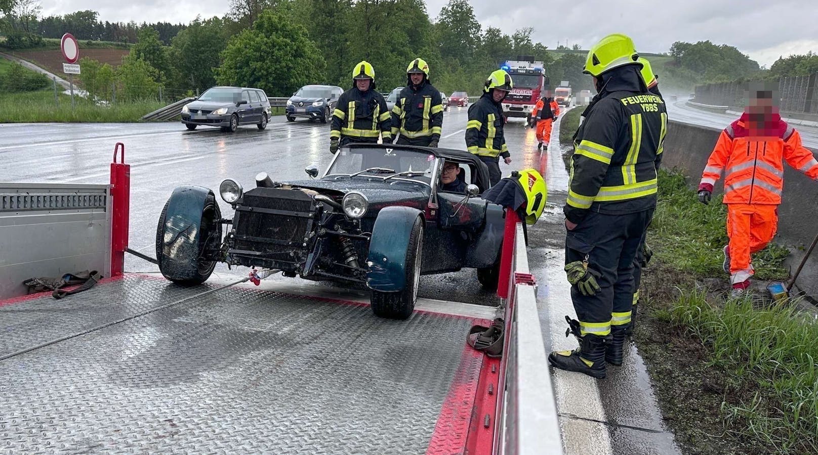 Sportwagen crashte auf der A1: Zwei Verletzte